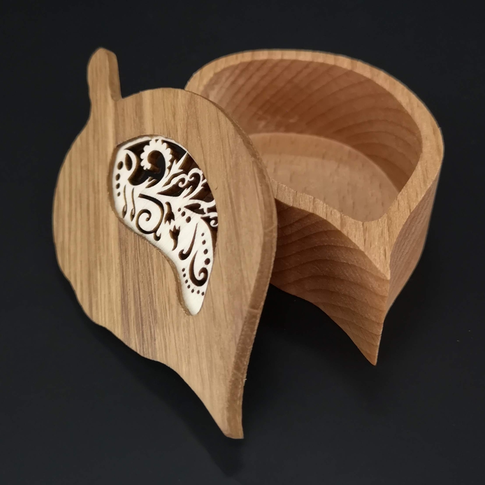 Dřevěná krabička ve tvaru listu, masivní dřevo s vkladem z topolové překližky, 11x6x3 cm
