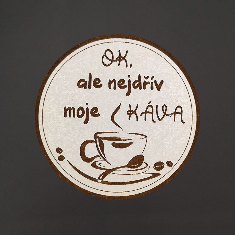 Dřevěný podtácek kulatý Káva text "ok, ale nejdřív moje káva", průměr 10,5 cm