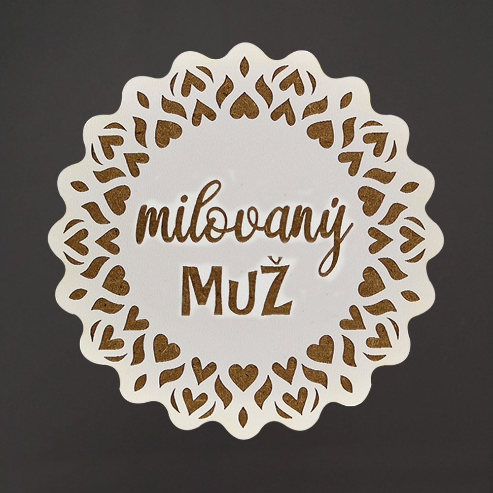 Dřevěný podtácek kulatý text "milovaný muž", průměr 10,5 cm, český výrobek
