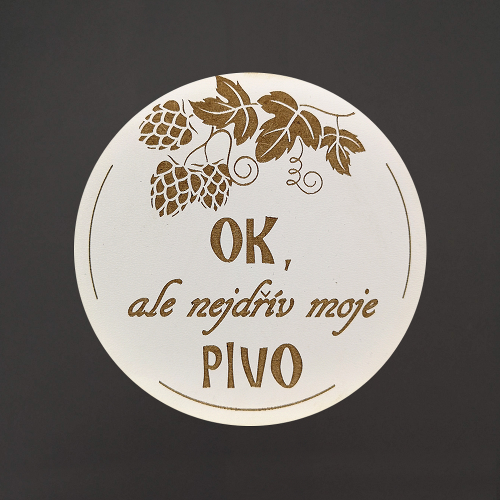 Dřevěný podtácek kulatý Pivo text "ok, ale nejdřív moje pivo", průměr 10,5 cm