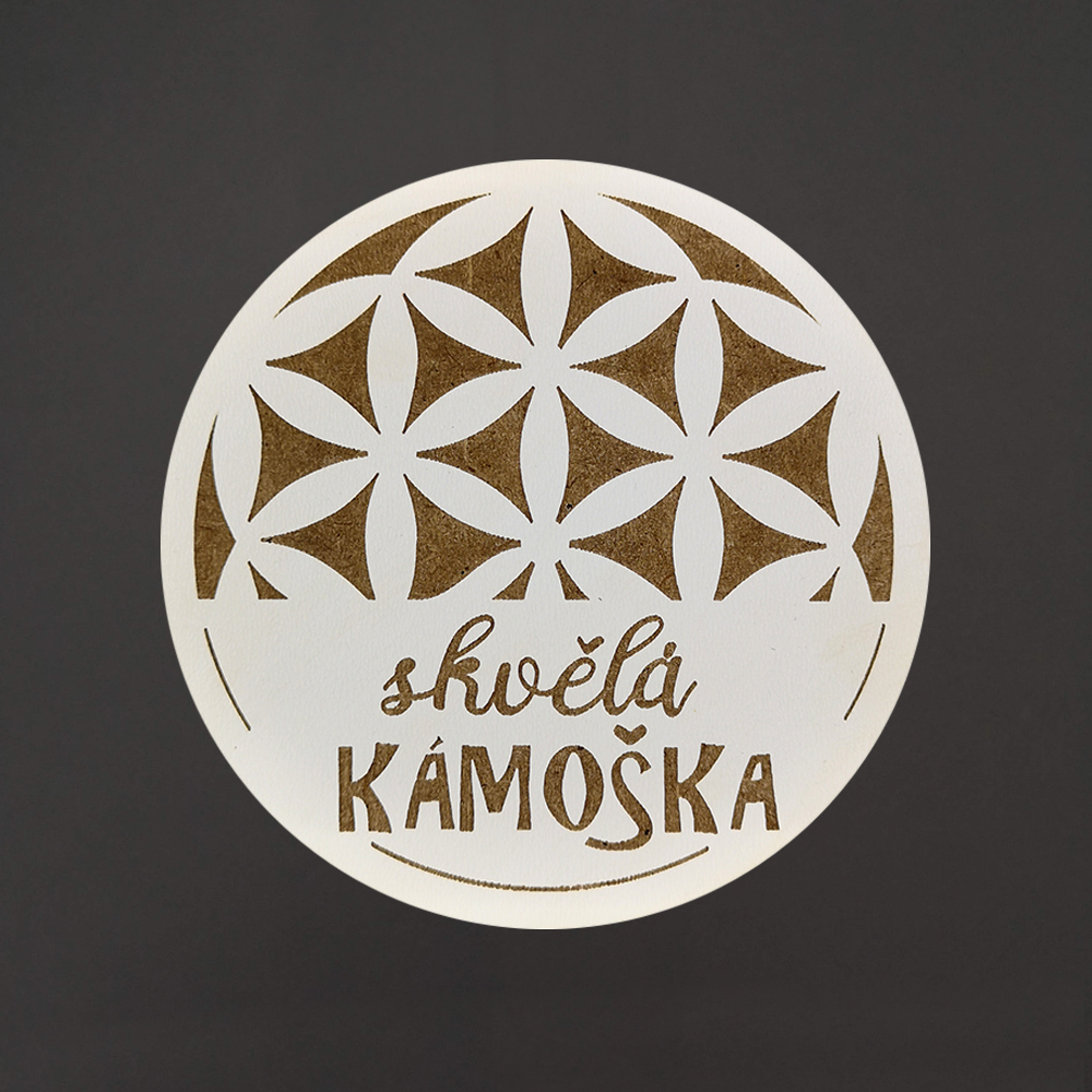 Dřevěný podtácek kulatý text "skvělá kámoška", průměr 10,5 cm, český výrobek