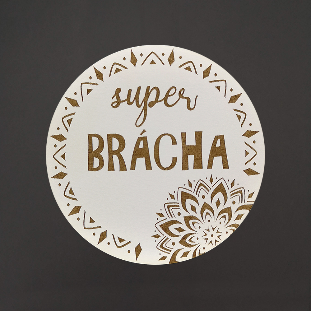 Dřevěný podtácek kulatý text "super brácha", průměr 10,5 cm, český výrobek