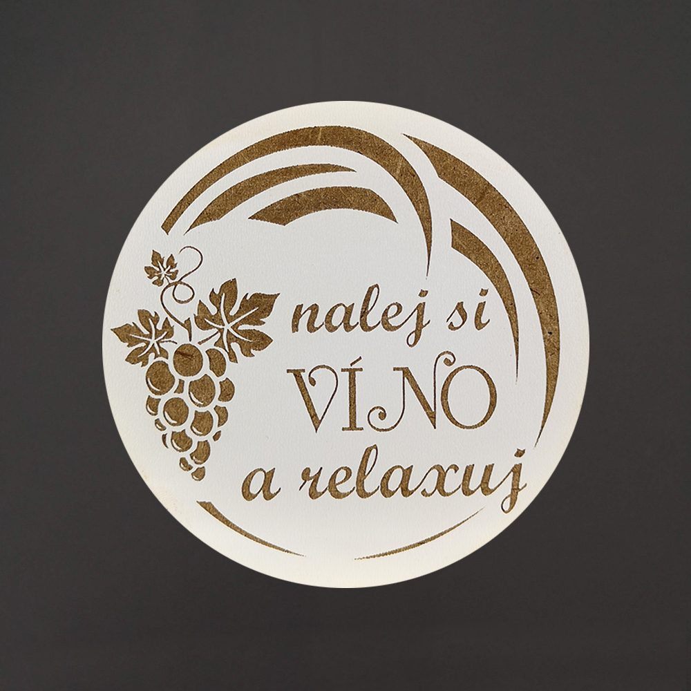 Dřevěný podtácek kulatý Víno text "nalej si víno a relaxuj", průměr 10,5 cm, český výrobek
