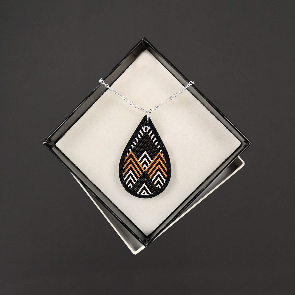 Dřevěný příívěsek na krk kapka okrová, 5x3 cm, český výrobek