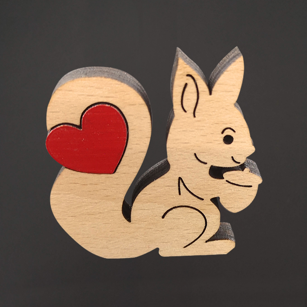 Dřevěná veverka se srdcem, masivní dřevo, 5 x 4,9 cm, český výrobek