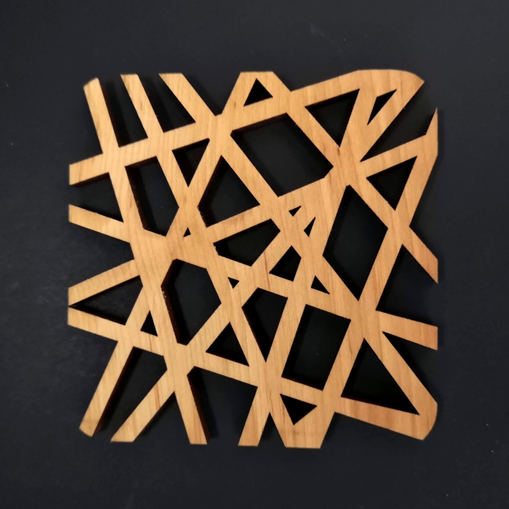 Dřevěný podtácek hranatý ve tvaru sítě, masivní dřevo, 9x9 cm "Čapí hnízdo"