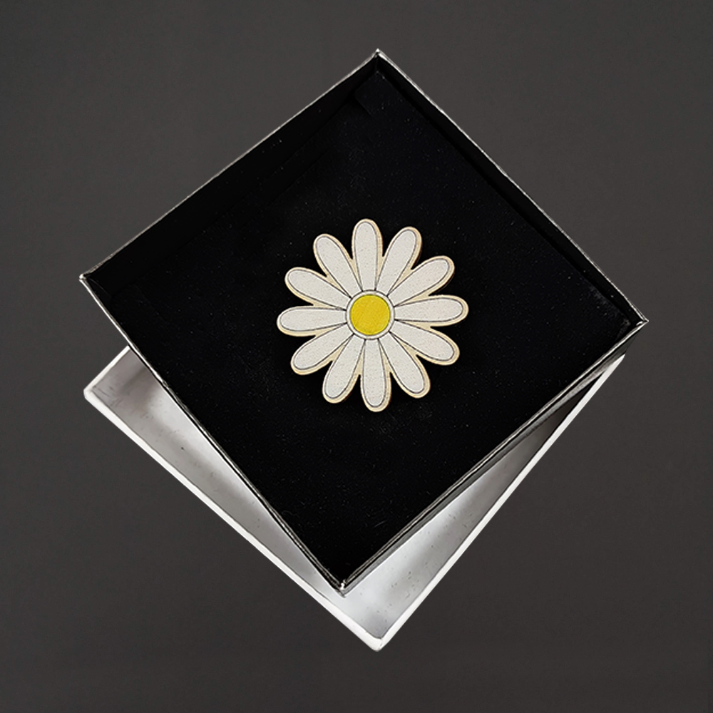 Dřevěná brož sedmikráska, 4 cm, český výrobek