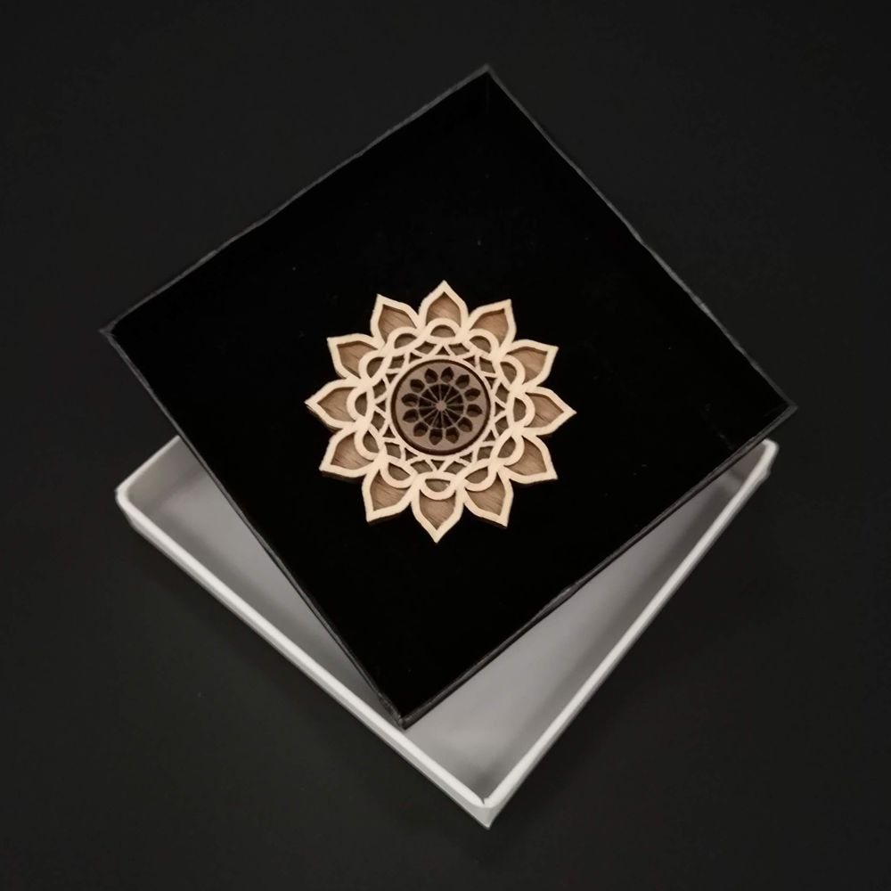 Dřevěná brož mandala, 4,5 cm