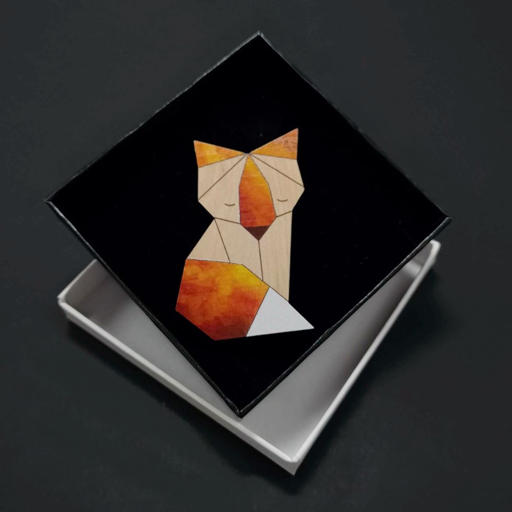 Dřevěná brož barevná liška, 6x4 cm