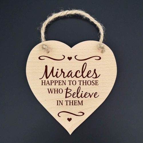 Dřevěné srdce s textem Miracles happen to those .., masivní dřevo, 16x15 cm