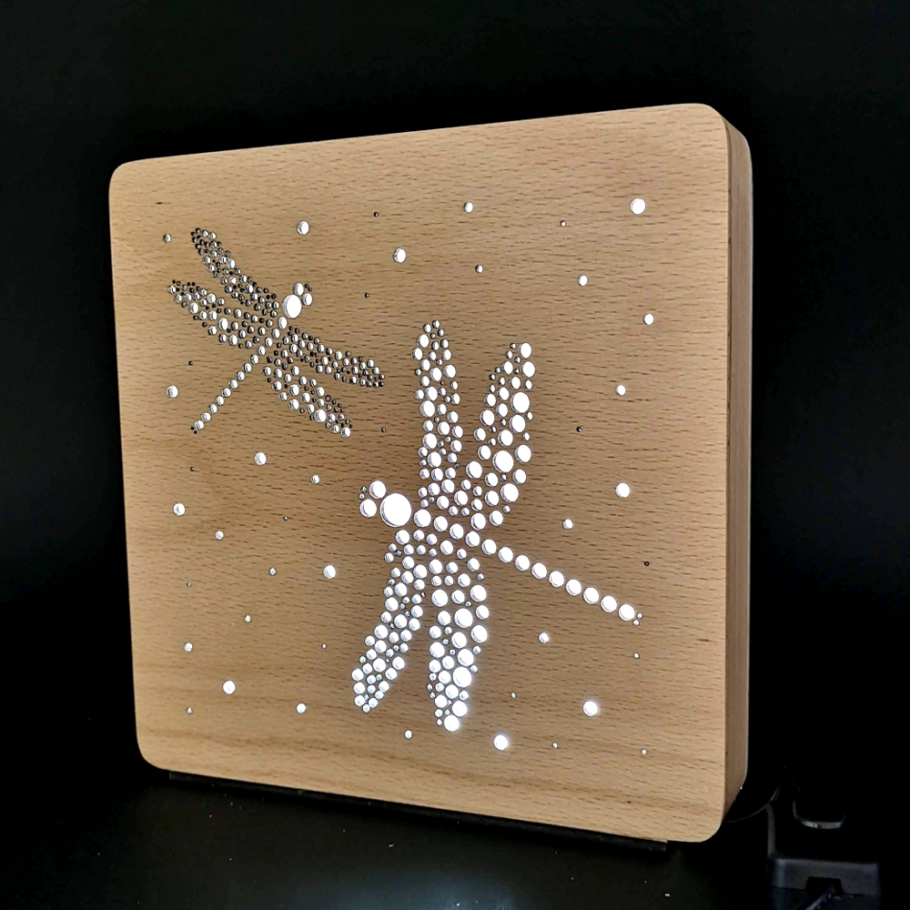 Dřevěná lampička s motivem vážky, velikost 20 cm, s LED osvětlením s trafem na 12V