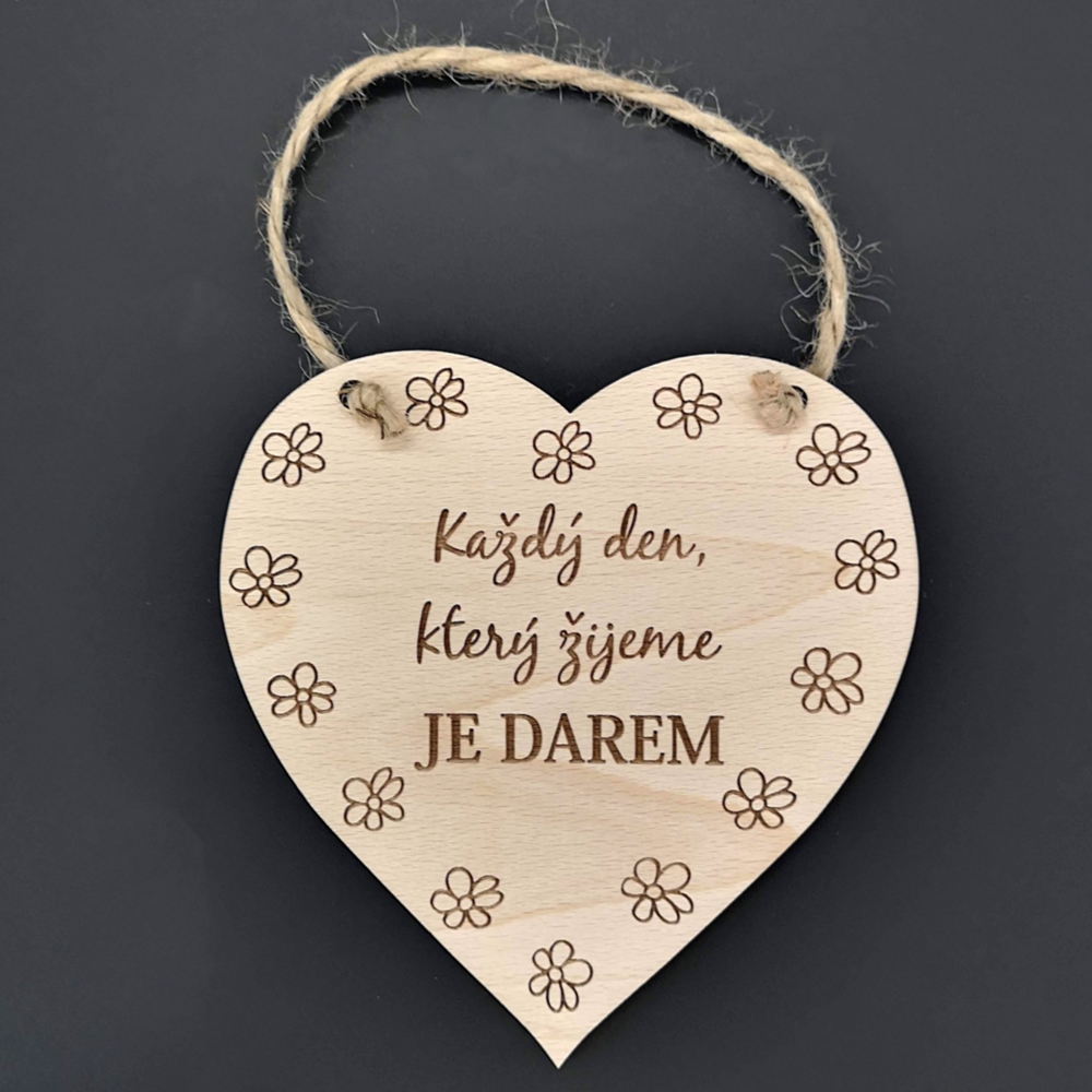 Dřevěné srdce s textem Každý den, který žijeme.., masivní dřevo, 16 x 15 cm