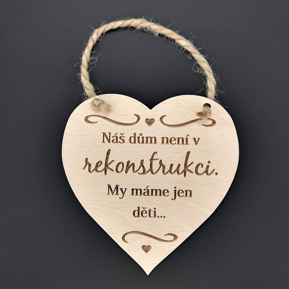 Dřevěné srdce s textem Náš dům není v rekonstrukci..., masivní dřevo, 16 x 15 cm