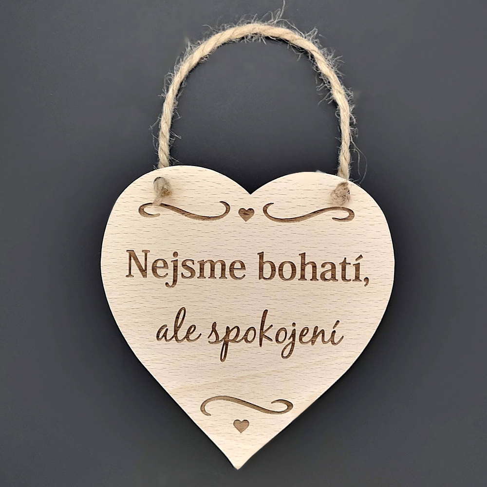 Dřevěné srdce s textem Nejsme bohatí, ale spokojení, masivní dřevo, 16 x 15 cm