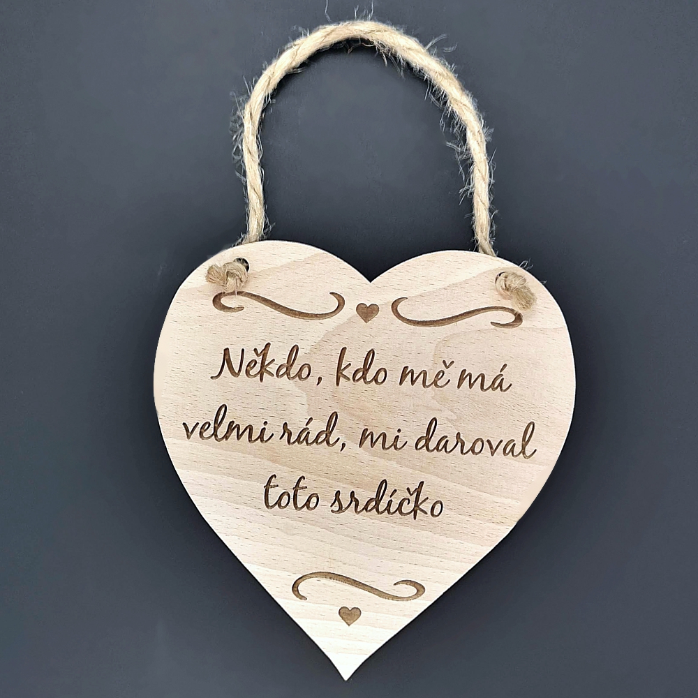 Dřevěné srdce s textem Někdo, kdo mě má velmi rád..., masivní dřevo, 16 x 15 cm