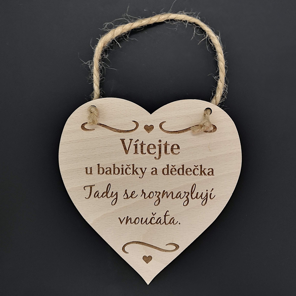 Dřevěné srdce s textem Vítejte u babičky a dědečka, tady.., masivní dřevo, 16 x 15 cm