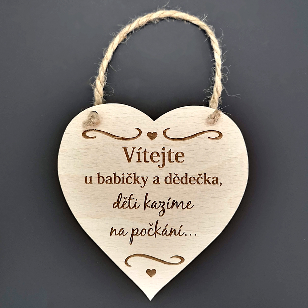 Dřevěné srdce s textem Vítejte u babičky a dědečka, děti.., masivní dřevo, 16 x 15 cm