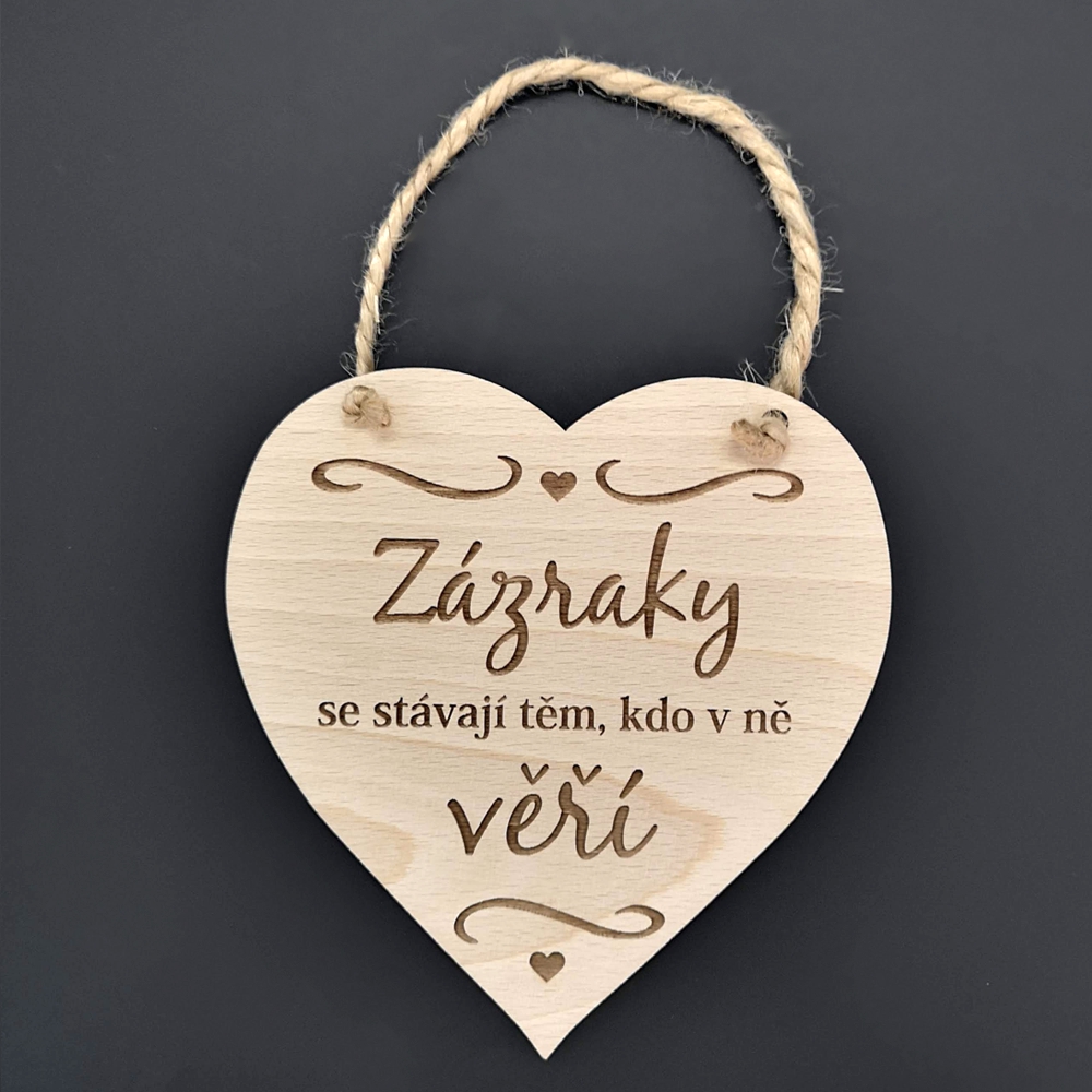 Dřevěné srdce s textem Zázraky se stávají těm, kdo v ně věří, masivní dřevo, 16 x 15 cm