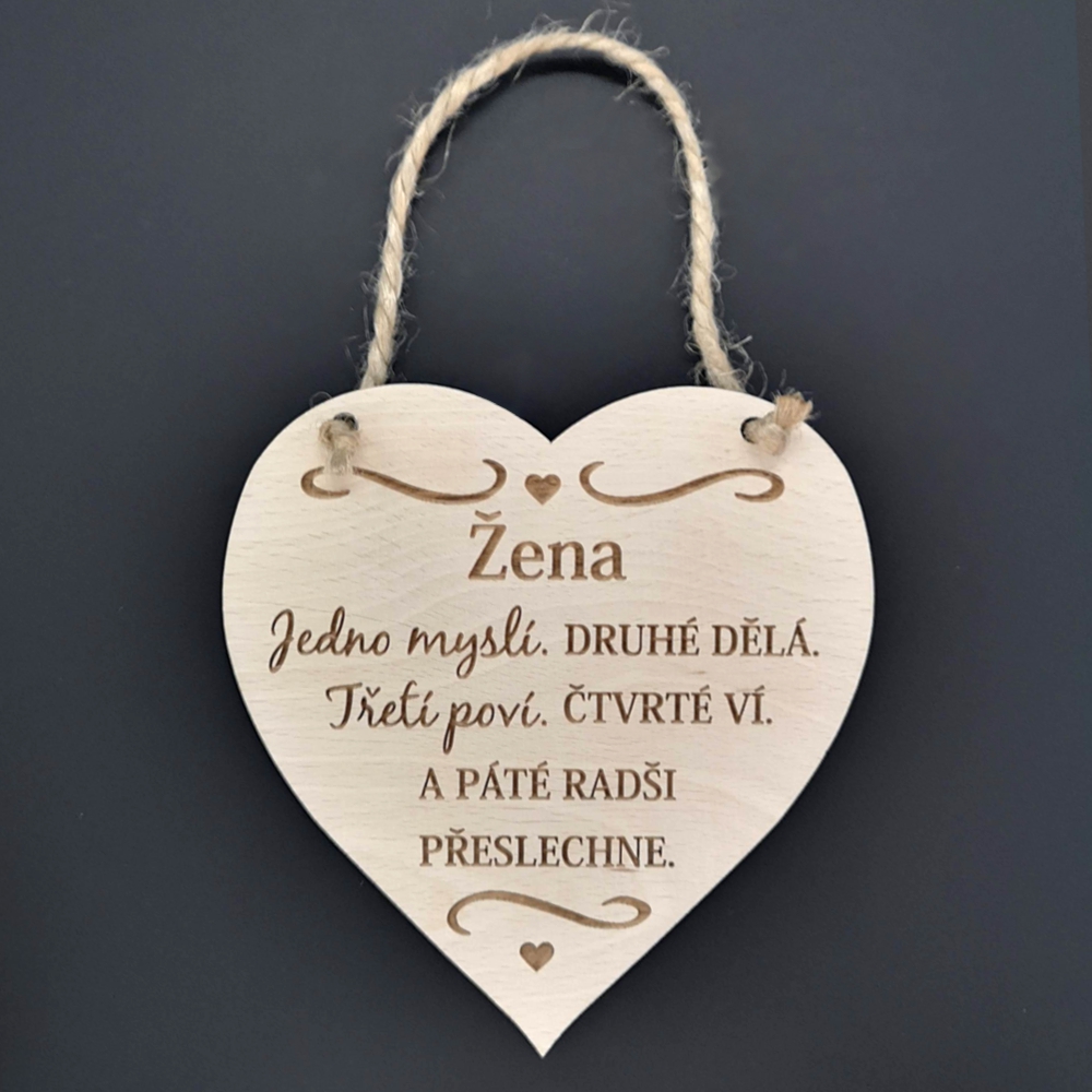 Dřevěné srdce s textem Žena jedno myslí, druhé..., masivní dřevo 16 x 15 cm