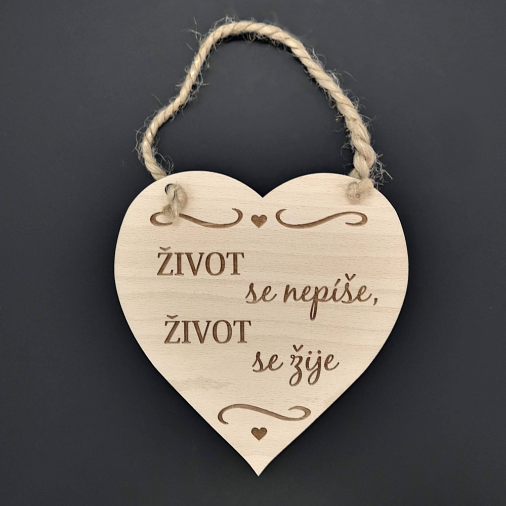 Dřevěné srdce s textem Život se nepíše, život se žije, masivní dřevo, 16 x 15 cm