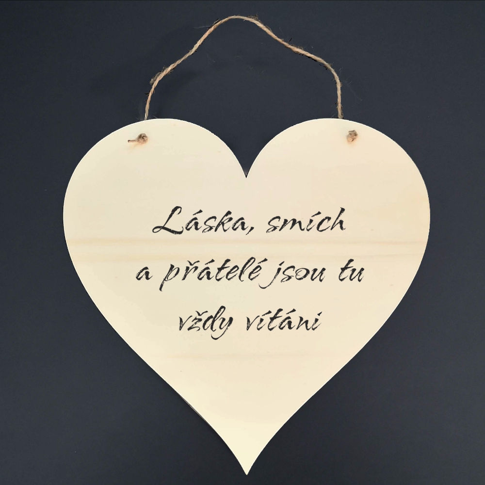 Dřevěné srdce s textem Láska, smích a přátelé jsou tu vždy vítáni, 21 x 20 cm