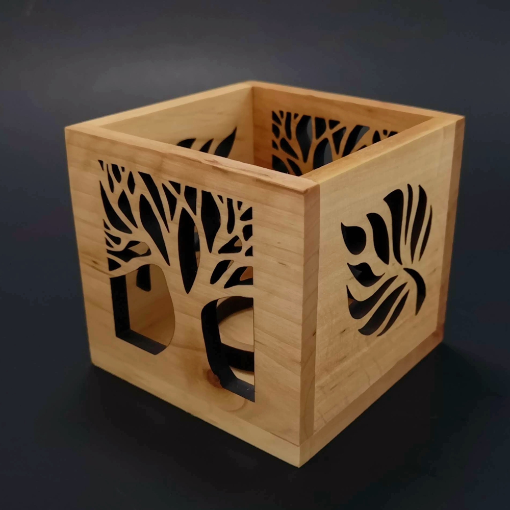 Dřevěný svícen krychle s motivem listu a stromu, masivní dřevo, 10x10x10 cm