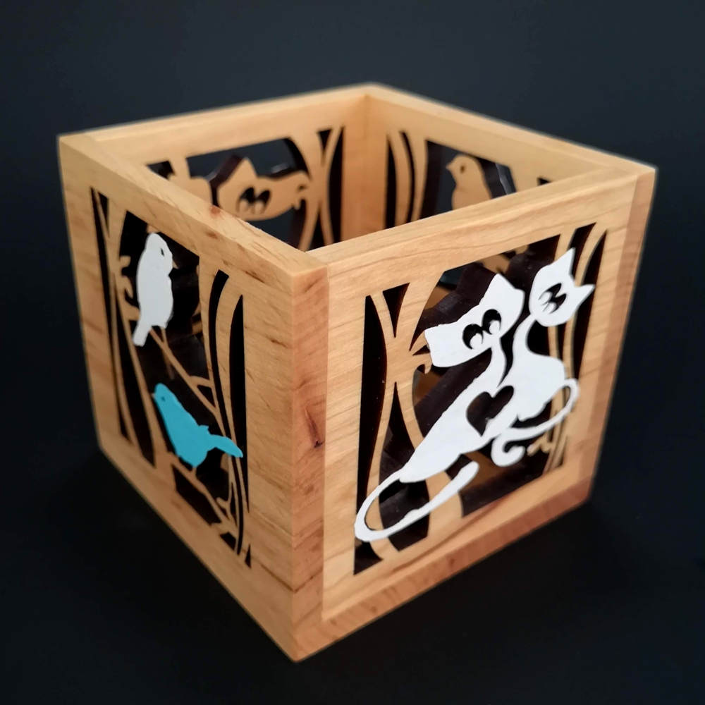 Dřevěný svícen krychle s motivem ptáčků a koček, barevný, masivní dřevo, 10x10x10 cm