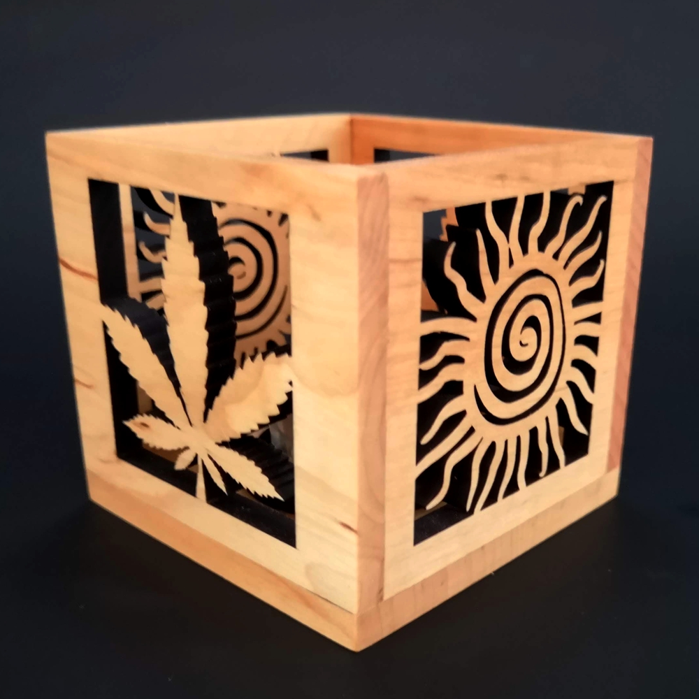 Dřevěný svícen krychle s motivem listu a slunce, masivní dřevo, 10x10x10 cm