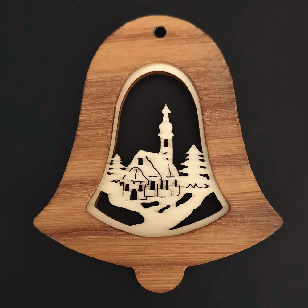 Dřevěná ozdoba z masivu s vkladem - zvonek s kostelem 7 cm