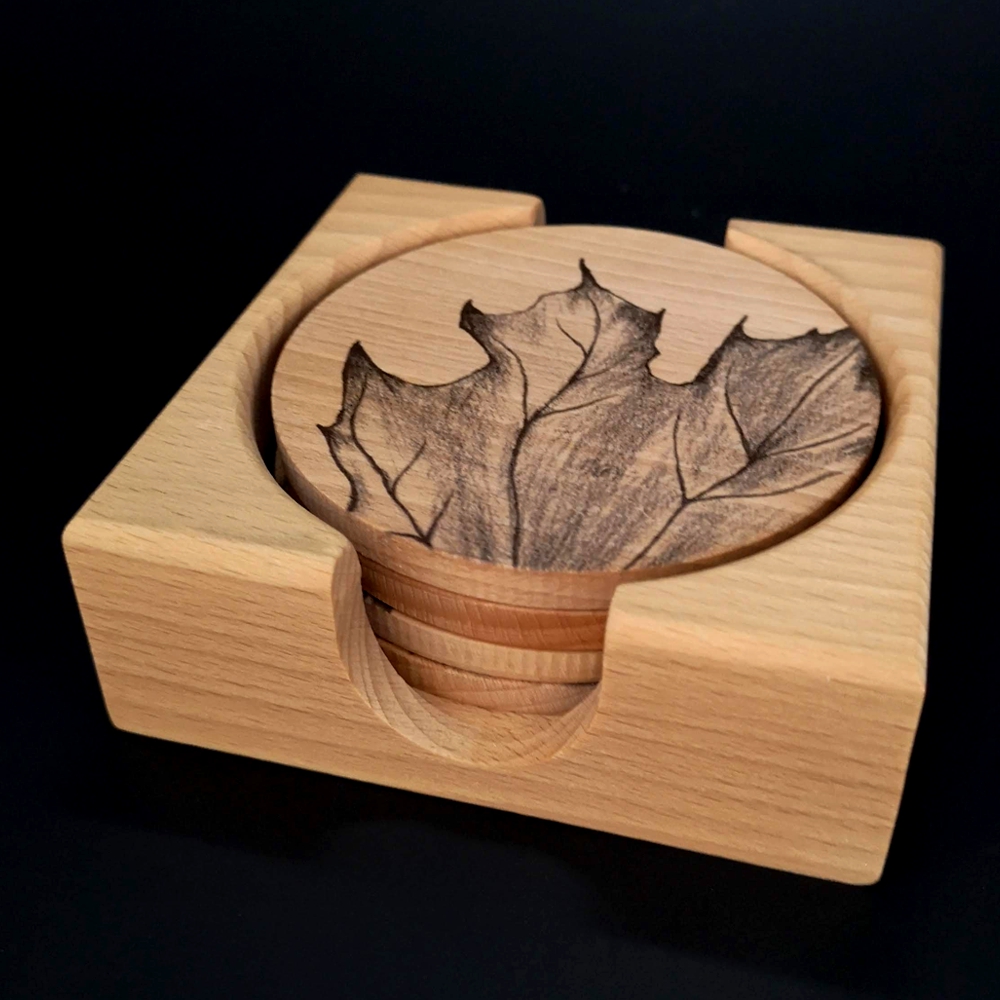 Dřevěný stojánek hranatý se 4 kulatými podtácky s potiskem, masivní dřevo, 12,5x12,5x4,5cm