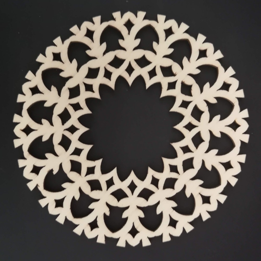 Dřevěná ozdoba květinový ornament 10 cm