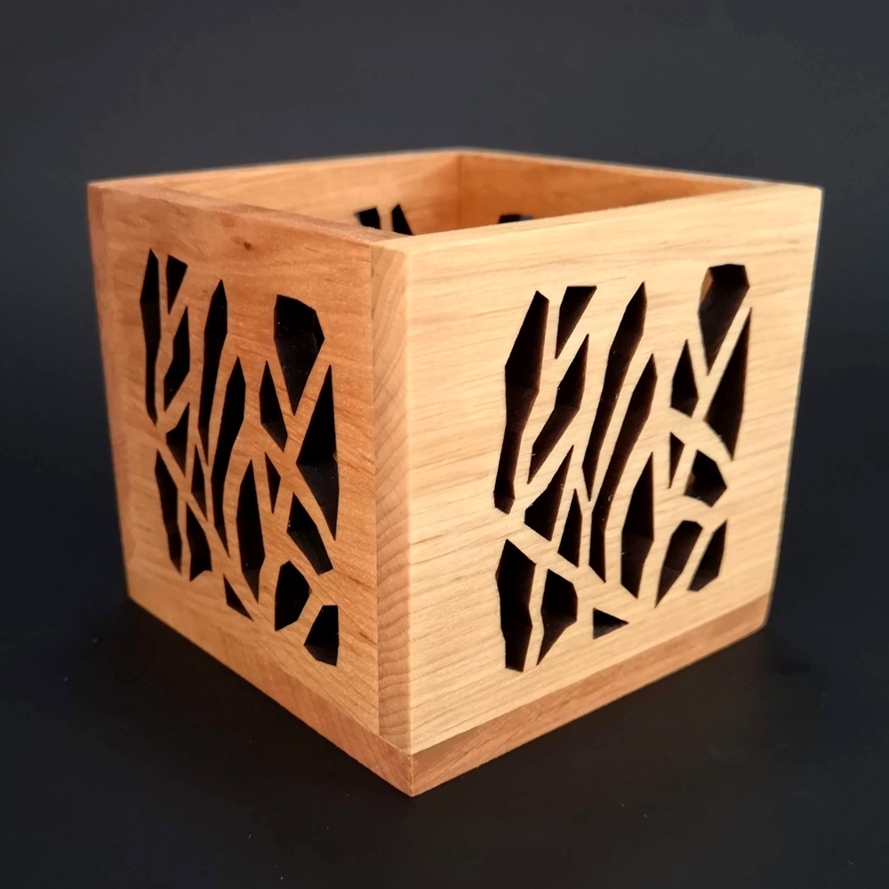 Dřevěný svícen krychle s prořezem, masivní dřevo, 10x10x10 cm