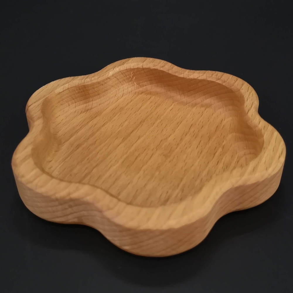 Dřevěná miska ve tvaru květiny, masivní dřevo, rozměr 12x12x2 cm