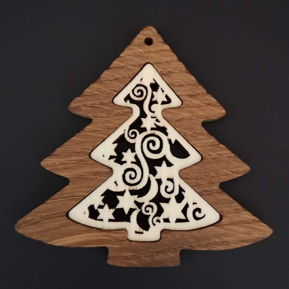 Dřevěná ozdoba z masivu s vkladem - stromek s ornamentem 8 cm
