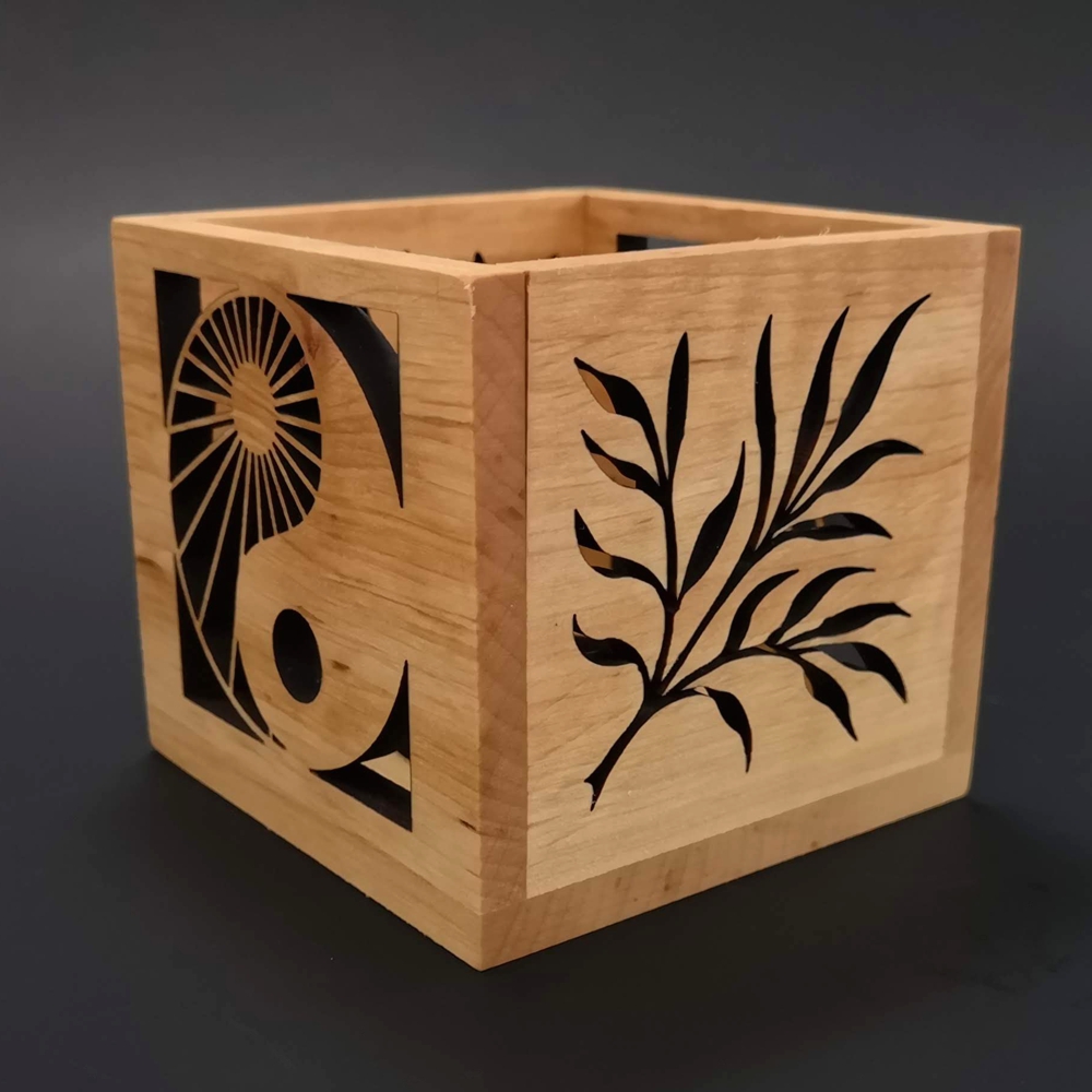 Dřevěný svícen krychle s motivem jin-jang a větvičky, masivní dřevo, 10x10x10 cm