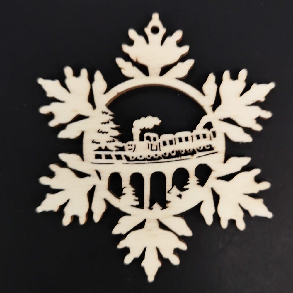 Dřevěná ozdoba vločka s vláčkem 6 cm