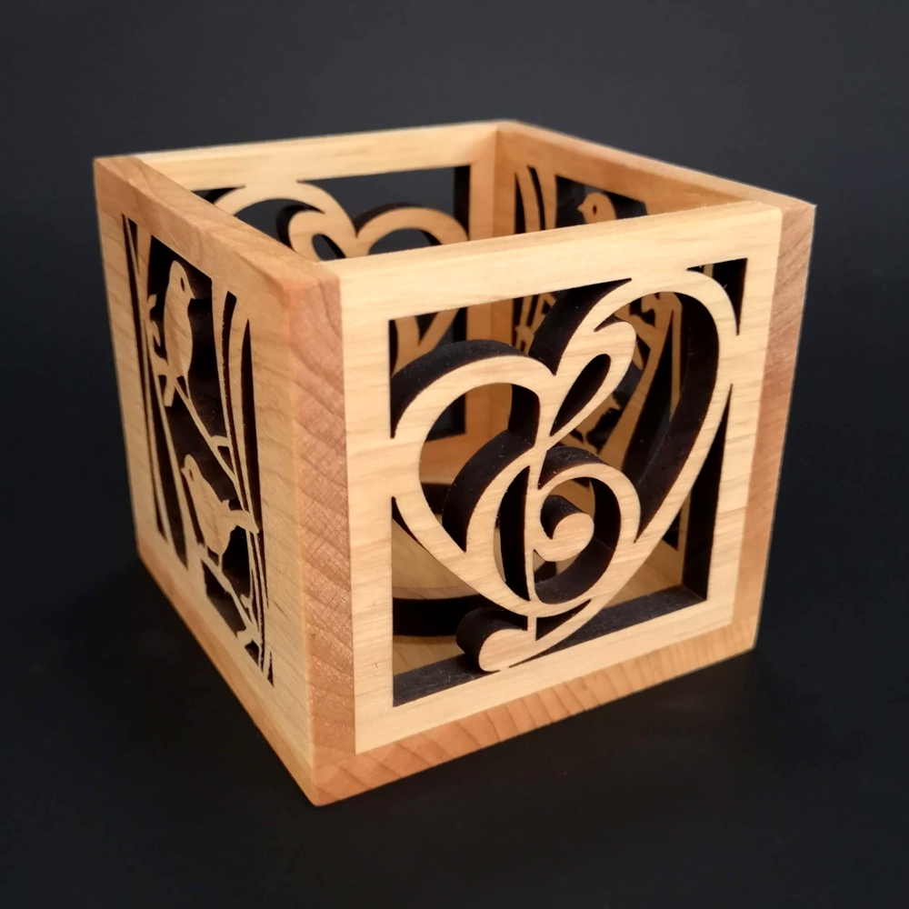Dřevěný svícen krychle s motivem ptáčků a srdce s houslovým klíčem, masivní dřevo, 10x10x10 cm