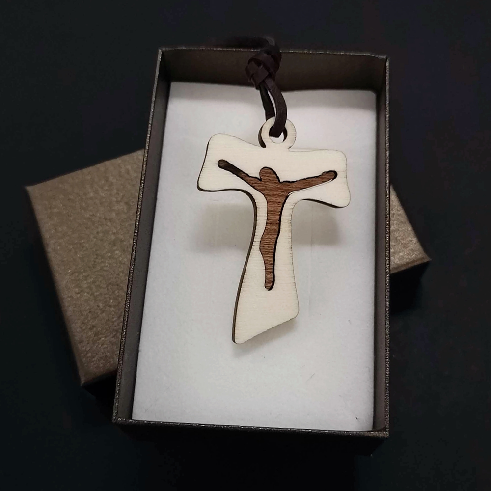 Dřevěný přívěsek na krk ve tvaru křížku, 5 cm