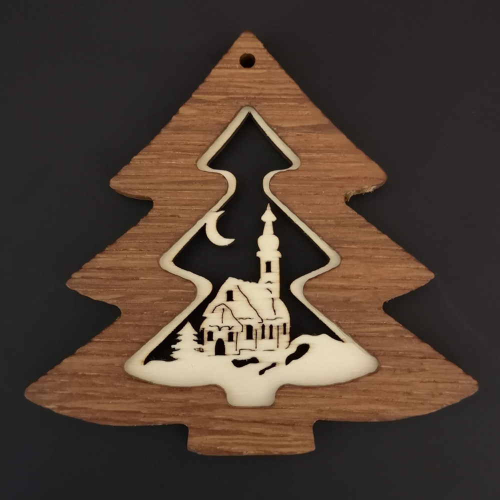 Dřevěná ozdoba z masivu s vkladem - stromek s kostelem 8 cm