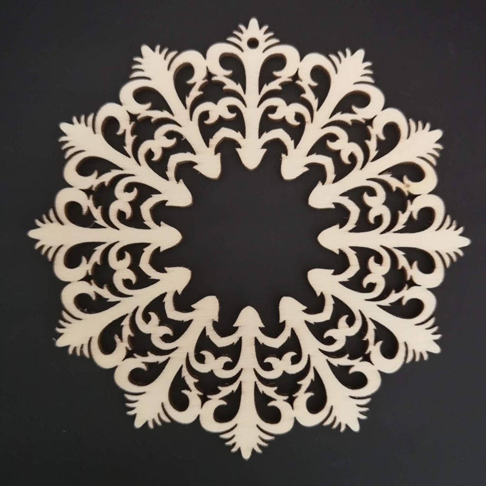 Dřevěná ozdoba květinový ornament 10 cm