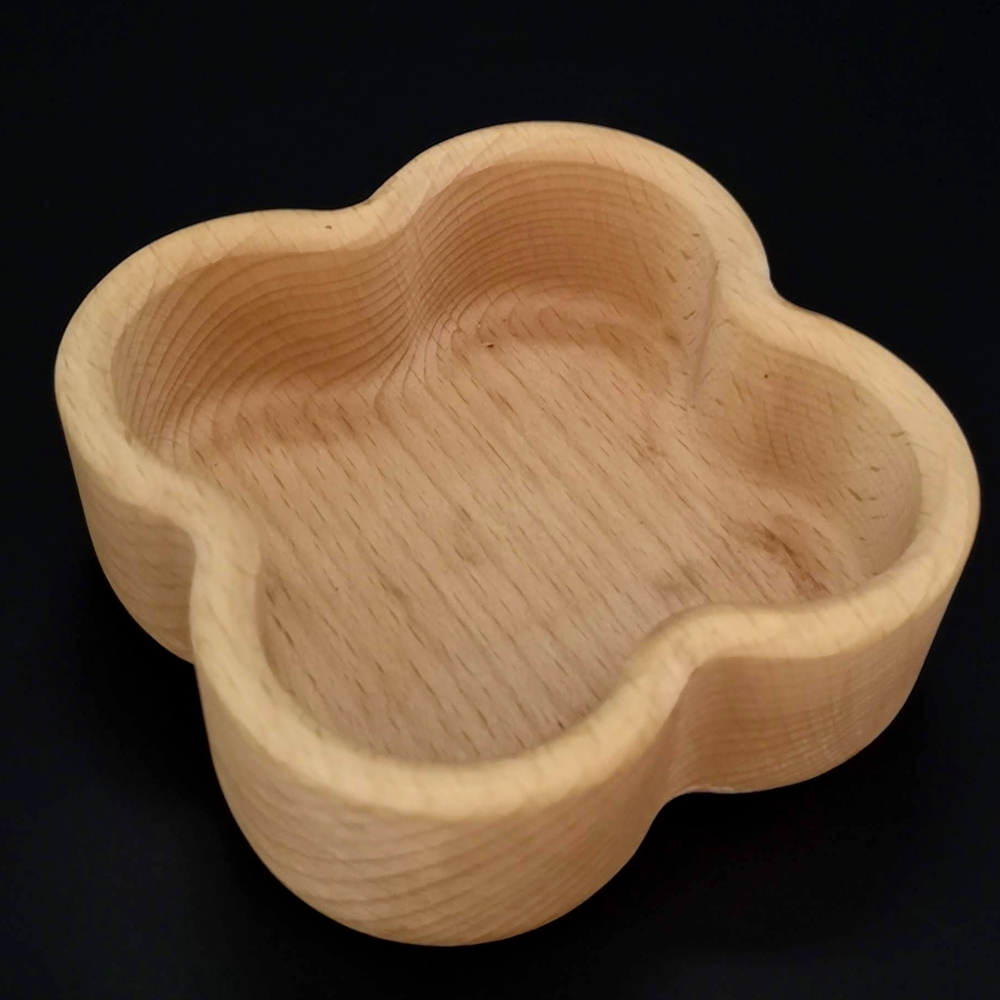 Dřevěná miska ve tvaru čtyřlístku, masivní dřevo, rozměr 11,2x4,5 cm