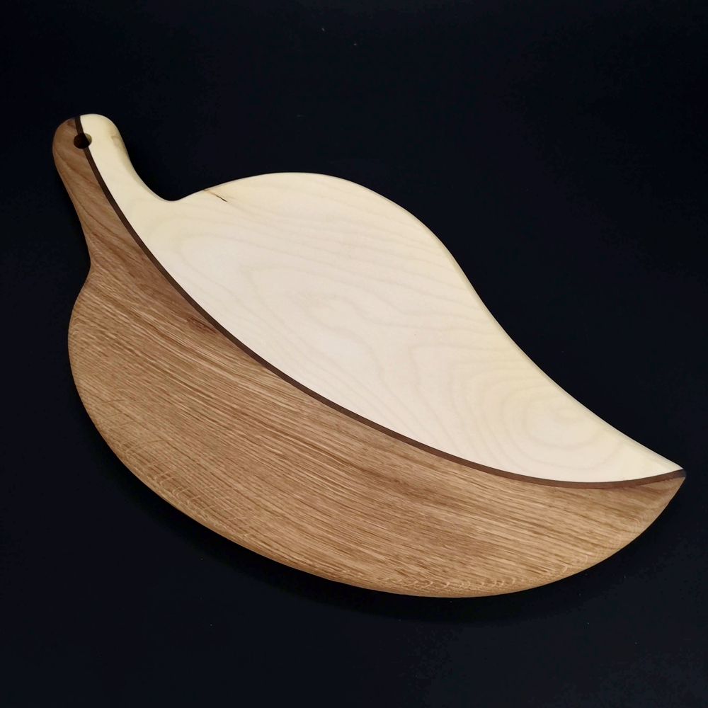 Dřevěné prkénko ve tvaru listu, masivní dřevo, 3 druhy dřevin, 37x19x2,5 cm