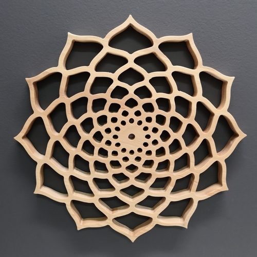 Dřevěná mandala na zavěšení, masivní dřevo, průměr 30 cm, tl. 20 mm