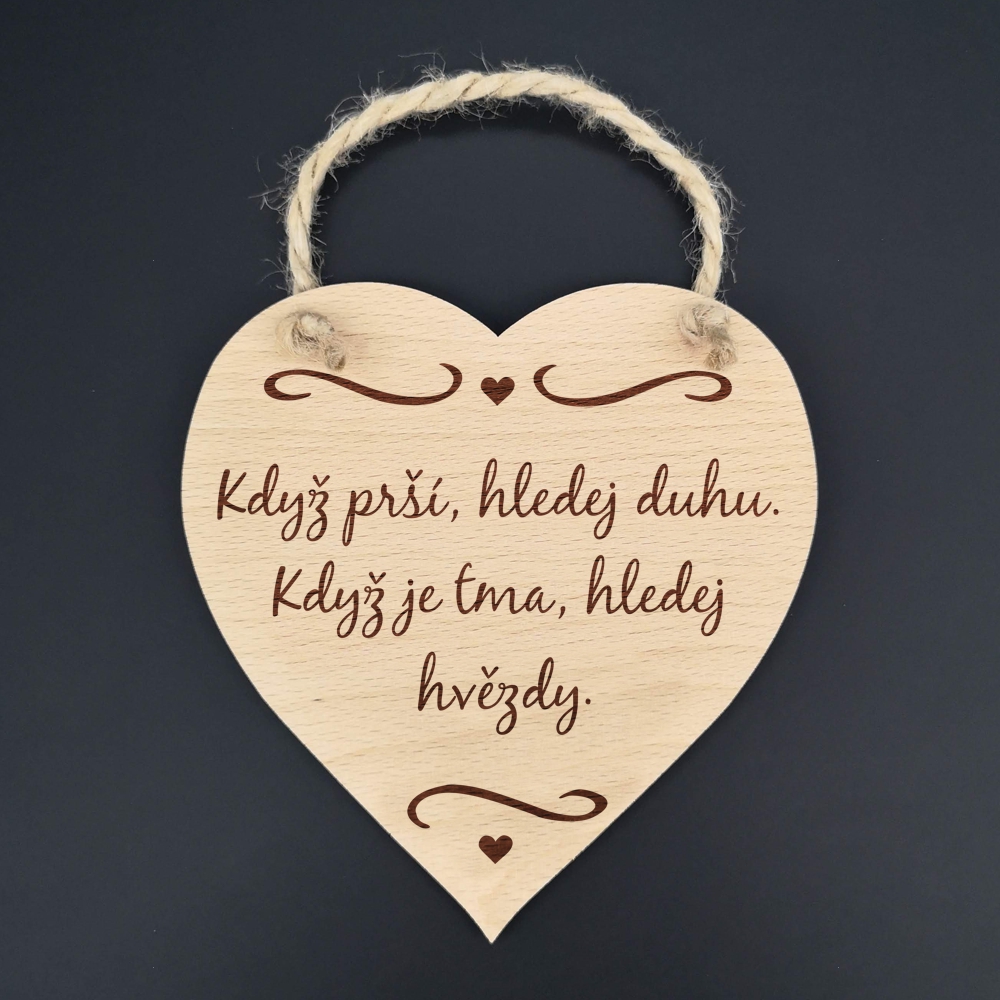 Dřevěné srdce s textem Když prší, hledej duhu. Když je tma, hledej hvězdy, masivní dřevo, 16x15 cm