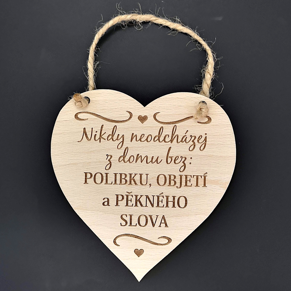 Dřevěné srdce s textem Nikdy neodcházej z domu bez polibku,..., masivní dřevo, velikost 16x15cm