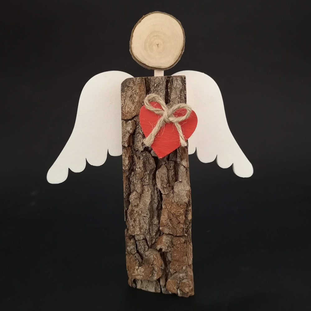 Dřevěný anděl s kůrou s bílými křídly a čeveným srdcem, masivní dřevo, 19x14,5x3 cm