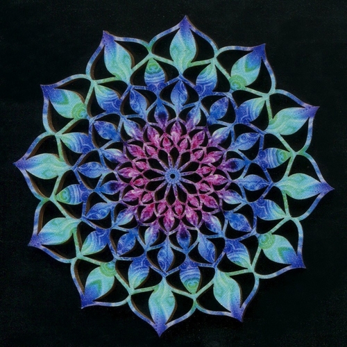 Dřevěná dekorace mandala barevná 9 cm