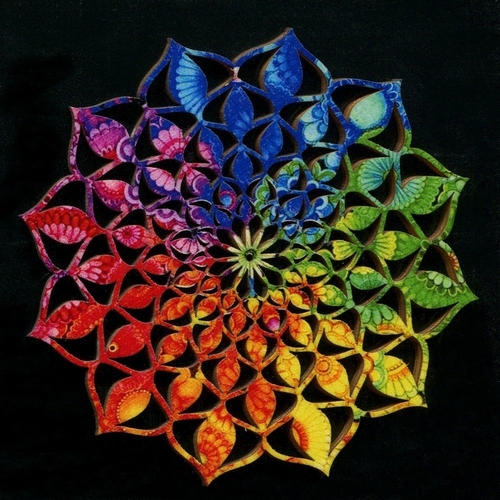 Dřevěná dekorace mandala duhová 9cm