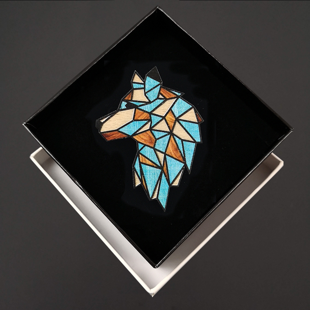 Dřevěná brož barevná - motiv hlava vlka, 6x4,5 cm, český výrobek