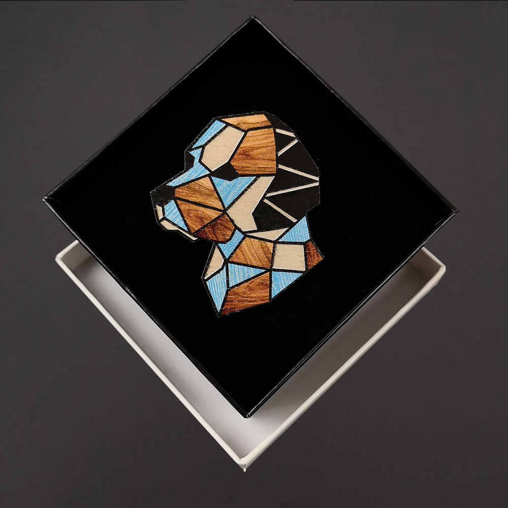 Dřevěná brož barevná - motiv hlava psa, 6x5 cm, český výrobek